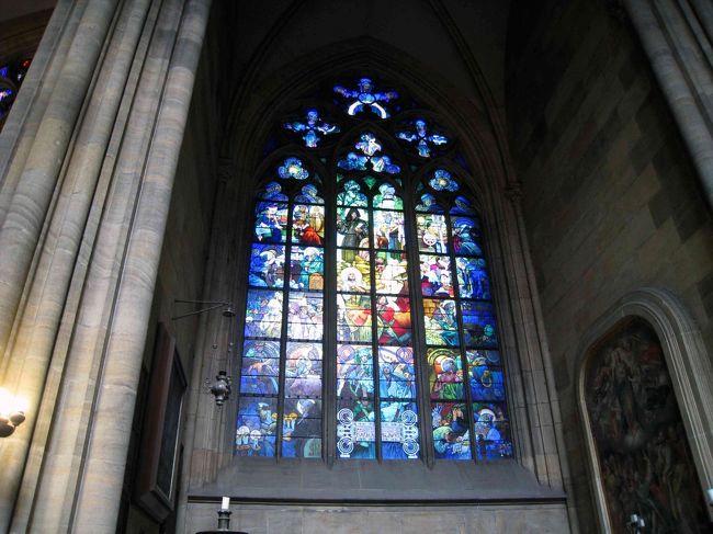 聖堂内の、ムハのステンドグラス。