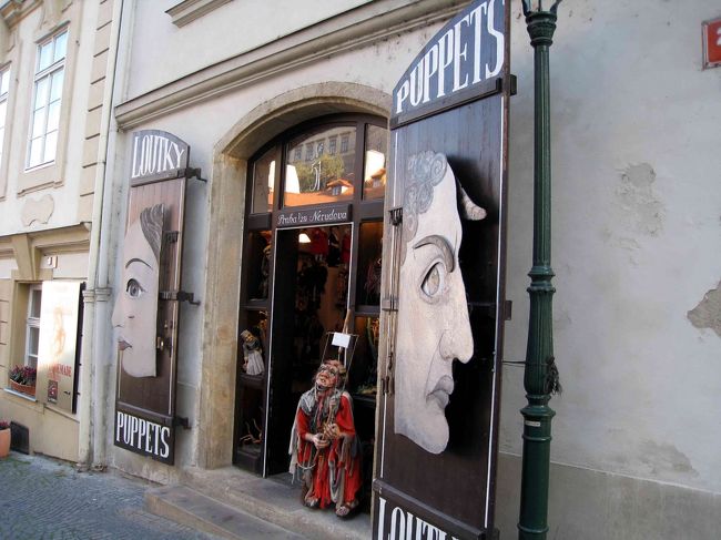 プラハ城すぐ近くの、マリオネット専門店。どうしても欲しくて、ここで12,000円位の魔法使いを購入。のちに、空港の荷物検査で怪しまれ面倒なことに。