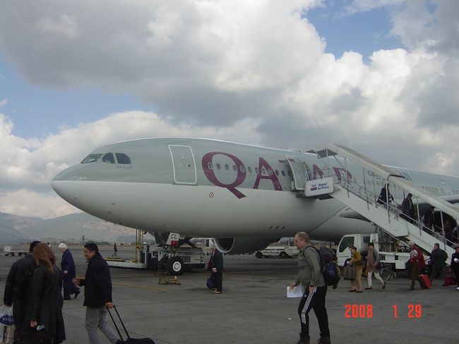 出発日が決まったのが１週間前。どうせこんな時期だれも旅行しないだろうと思っていたら、TGのBKK-KTM線が満席。シマッタ！旧正月の季節に重なっているようだ。で、選んだのがこれ。カタール航空。ドーハまで１２時間かけて来た道のりの半分近くを戻ってカトマンドゥへ。