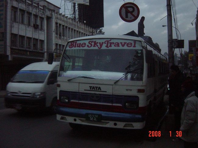 着いた翌日ツーリストバスで早速ポカラへ。思ったよりもきれいなバスだったが、窓がきちんと閉まらない。この時期、ネパールは大変寒い。すきま風ビュービュー入ってくる。こんなことなら日本にいる時と同じ服装で来れば良かった．．．なのに、３列前の欧米人はなんで半袖なんだ？