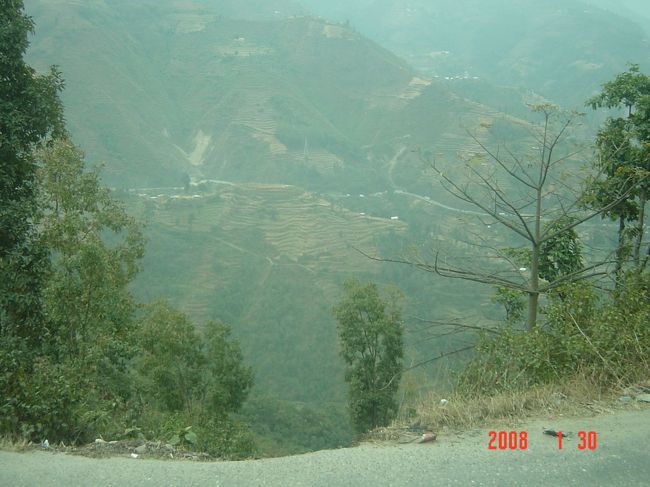 カトマンドゥ盆地を出ると、恐ろしい山道を下っていく。頼むからガードレールもないその山道で、追い越しをかけるのはやめてくれ。まだ死にたくたいよぉ。