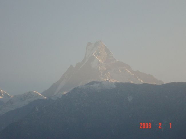 ガンドルンに着いたその日は曇りで山が見えなかった。こんなもんか、と思っていたら翌朝快晴。いきなり見たマチャプチャレに感動。