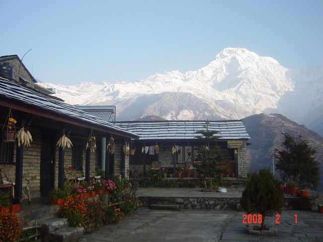 山の景色は刻一刻と変わっていくんだなあ。しっかし、それにしても夜は寒かった。持っている服を全部着込んで寝袋かぶって寝ても寒かった。冬にトレッキングに出かける人は防寒対策を十分に！