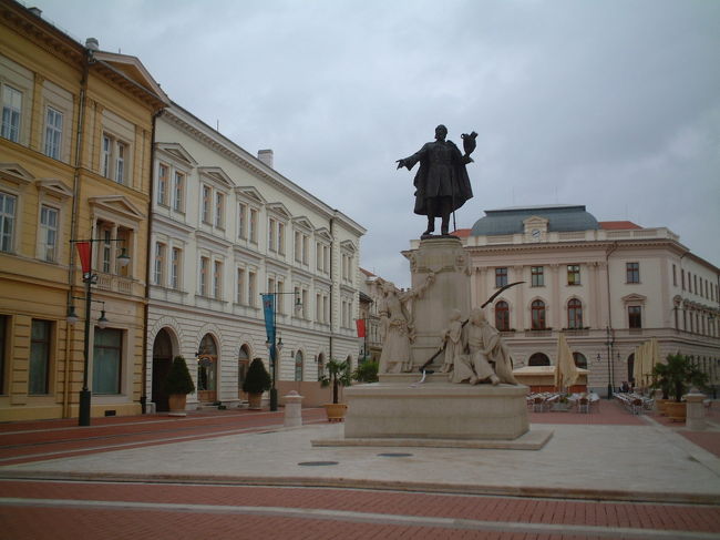 下の写真と道路挟んで反対側にある銅像。<br />夜は、この周辺がライトアップされる。