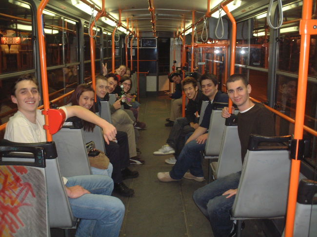 これ、サマースクールの仲間ね。<br />国籍も肌の色も目の色ももちろん多種多様。<br />夜、ペンションに泊まっているみんなで<br />バーに飲みに行こうってことになって、<br />市電（ヴィラモッシュ）の乗って、皆で向かっているところ。<br />もう夜も遅かったので客は俺たちだけでした。<br />日本にいたら、夜にバーに飲みに行こうとか、<br />そんなこと無いから、すごく楽しかったなあ。<br />俺が写真撮っているので俺は写ってません。