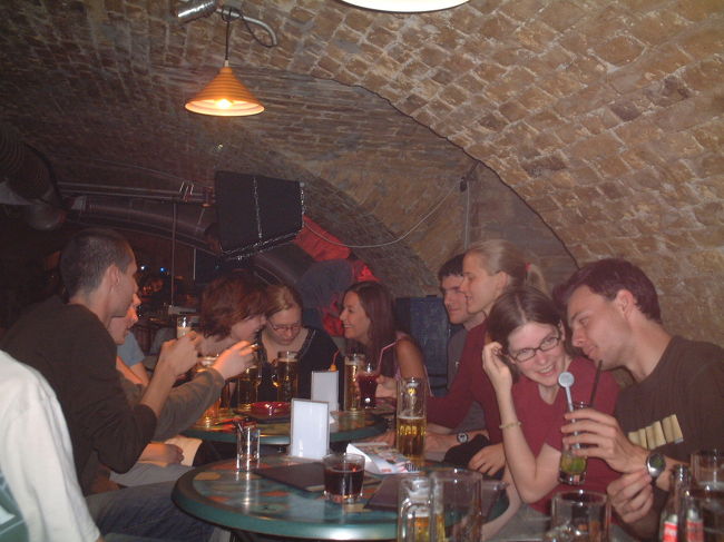 これが、行ったバーです。名前は「ジントニック」。<br />おしゃれな、バーだった。すげえ。<br />で、日替わりでいろんな企画があるらしく、<br />この日は、「カラオケ・バー」。<br />ハンガリーの、しかも、南部の街にまで、「カラオケ」が<br />広まっているなんて驚きでした。日本ってすごいよね。<br />でも、日本のカラオケボックスとかの雰囲気ではなく、<br />スナックって感じかな。部屋の隅の方に<br />ステージみたいなところがあって、そこで歌うの。<br />俺は、BON JOVIのLIVIN' ON A PRAYERをリクエストしたんだけど、<br />飲み終わるまでに、他のリクエストがたくさんあって、<br />結局歌わなかったよ。