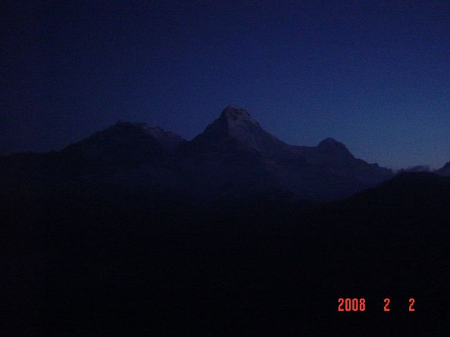 何度も雪道でこけながら何とか２日目の宿泊地ゴレパニへ。翌朝、日の出前に出発してプーンヒルへ。日の出とともに山が浮かび上がってくる姿は言葉になりません。