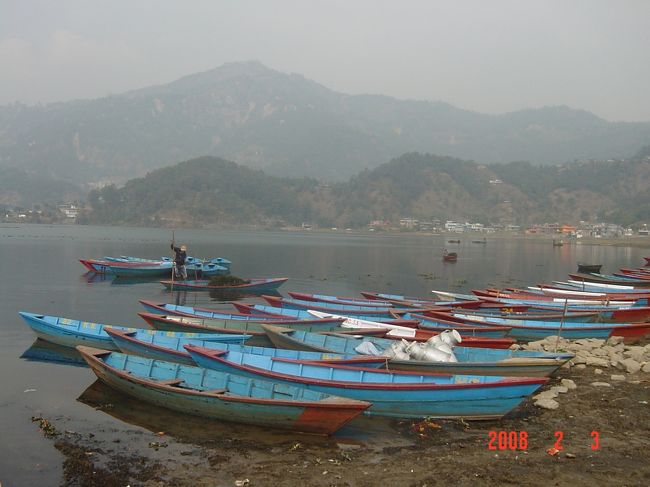 翌日は疲れをいやすため、のんびりと。<br />自転車借りてみたものの、筋肉痛であんまりこげない。すぐにあきらめた。<br />冬は乾季でポカラからも山がきれいに見えると聞いていたが、ポカラ滞在中はずーと曇で全然山が見えなかった。