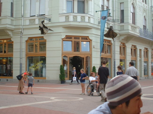 マクドナルドから対角線上のお店の看板。<br />看板が、かわいいでしょ？<br />魔女になってます。<br />ザルツブルグのゲトライデガッセも看板有名だけど、この看板も好きです。