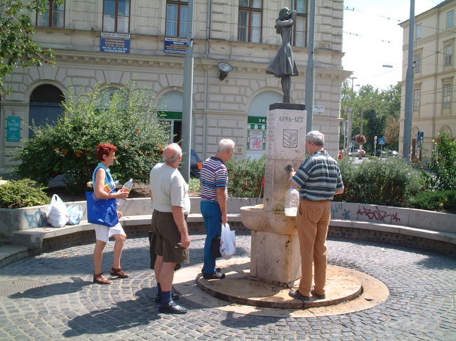街外れにある、アンナの泉。ここは、鉱泉が湧いているので、<br />ペットボトルを持って汲みに来るお年寄りが多かった。<br />すぐ近くに温泉もあって、入りに行ったが建国記念日の関係で<br />行った時には、もう閉める時間で入ることは出来なかった。