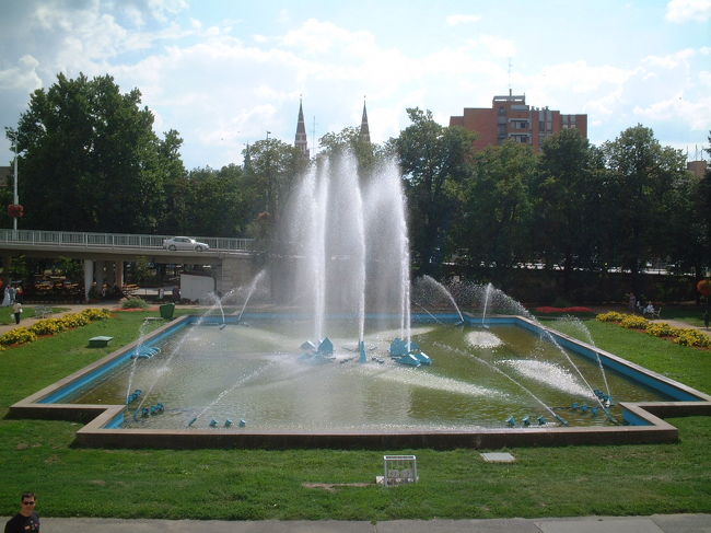 教育文化会館の前にある、噴水。周りには日陰とベンチがある。<br />写真奥の橋の下は、カフェになっていて、ゆっくりくつろげる。