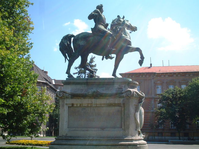 これも、セゲドの大学のすぐ近く。<br />市電（ヴィラモッシュ）の停留所（メガーロー）の横。<br />誰かは、忘れました・・・