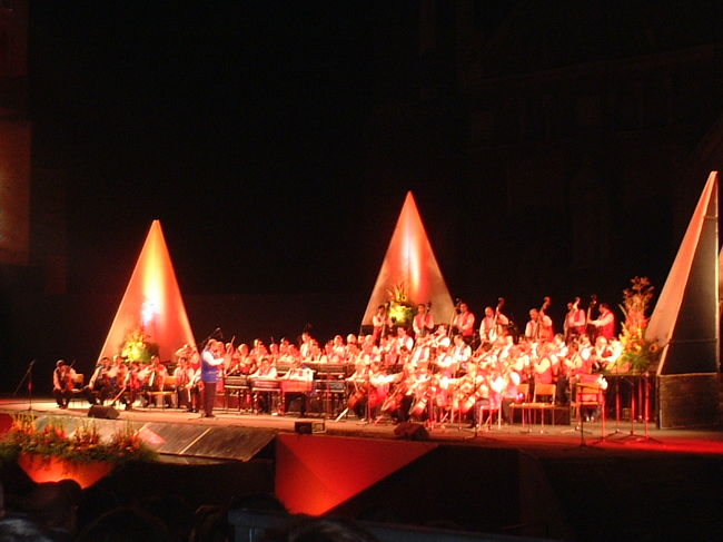 夜の8時から始まり1回休憩を挟み、12時半まで行われた。<br />しかし、没頭していたせいか、長いとは思わなかった。