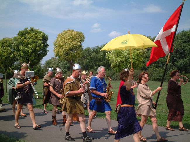 なぜかバイキングの行列でした。<br />