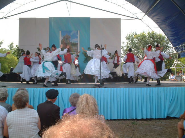 ハンガリー民族舞踊もやってました。<br />チャールダーシュ。