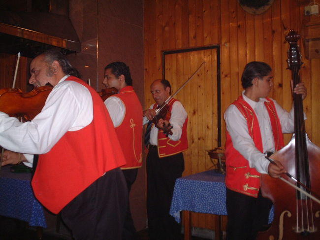 帰りにレストランで食事をしていると、生演奏の始まり始まり〜