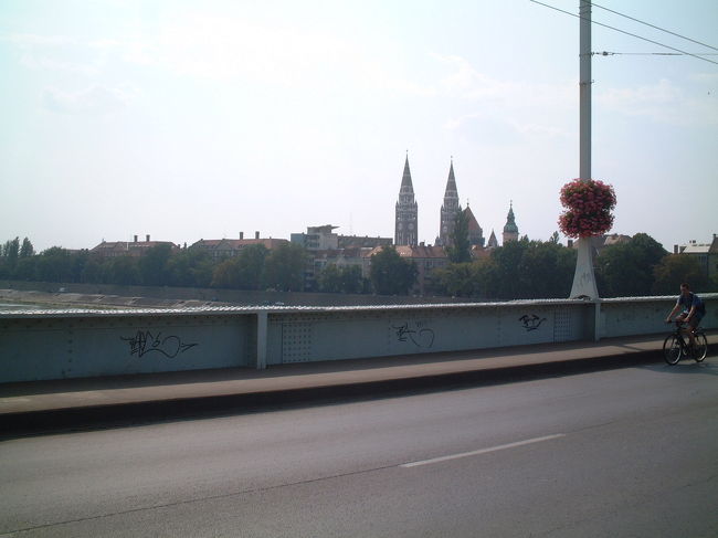 お昼の授業をサボって、お散歩お散歩。<br />ティサ川の向こう側へ。