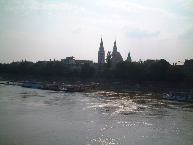 奥に見えるのが誓約教会。<br />コンサートが行われた場所です。<br />立派でしょ？