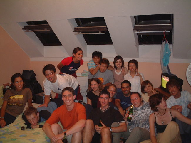 8月27日。<br />明日の授業でセゲドともお別れなので、<br />ドイツ人のみんなが色々料理を作ってくれました。<br />また、みんなで集まって語らいました。<br />テレビに映っているのは、ハンガリーのクラブチームと<br />マンチェスターユナイテッドとの試合です。