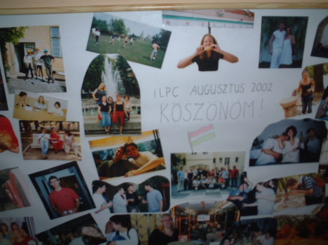 俺たちが過ごした3週間の間に、ミキという青年が<br />ずっとみんなのことを写真に収めてたので、<br />その写真を額に入れて、それを大学に寄付しました。<br />真ん中のハンガリーの国旗の刺さっている写真は、<br />このページの上の方にも同じのがあったでしょ？