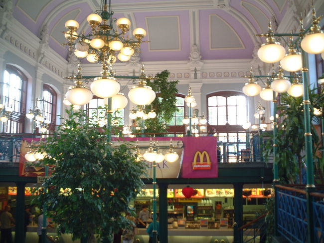 これは、ブダペストのマクドナルド。<br />西駅（ニュガティ・パーヤウドバール）の横にあります。<br />昔は、お城だったそうで「世界一豪華なマクドナルド」<br />といわれています。たしかにめちゃ豪華でした！！