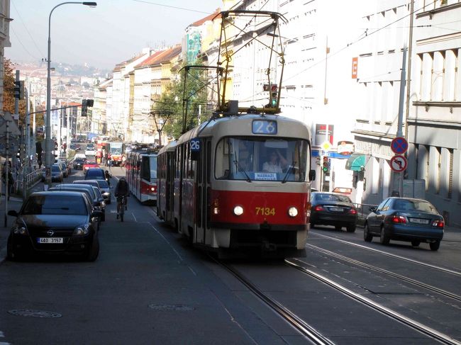 泊まったホテル前の坂道を登るトラム。
