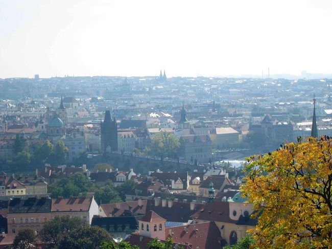 プラハ城から、カレル橋を望む。