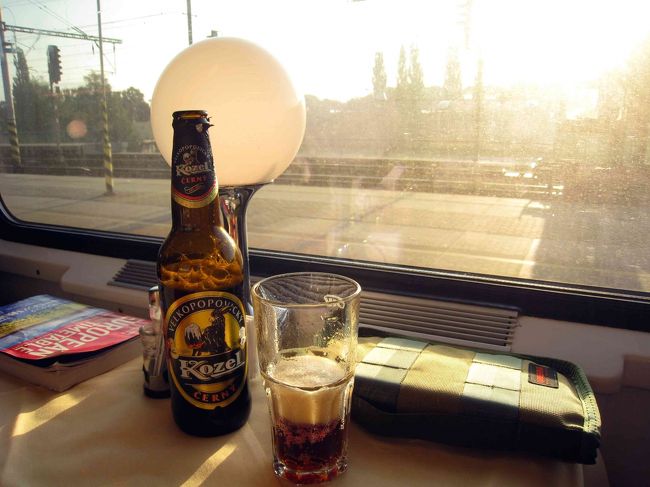プラハからの移動中、食堂車で。