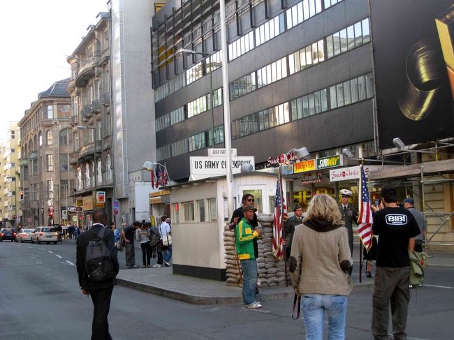 「チャーリー」。役者と思しき人が記念撮影に答えて、観光スポットとなっている。