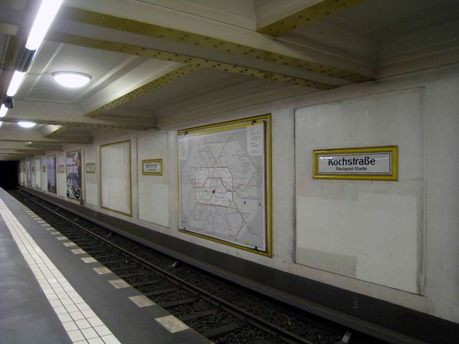 今回行った国の地下鉄の駅では地味目。