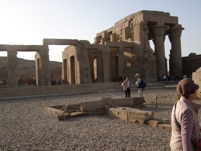 コムオンボ神殿です。目の前にクルーズ船が停泊します。