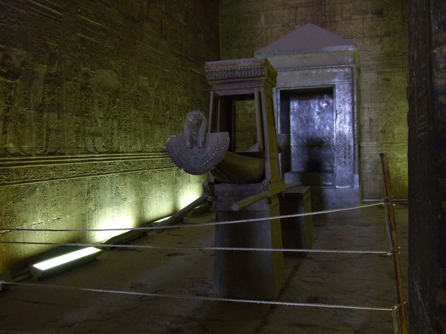 こちらの至聖室には船が復元されています。