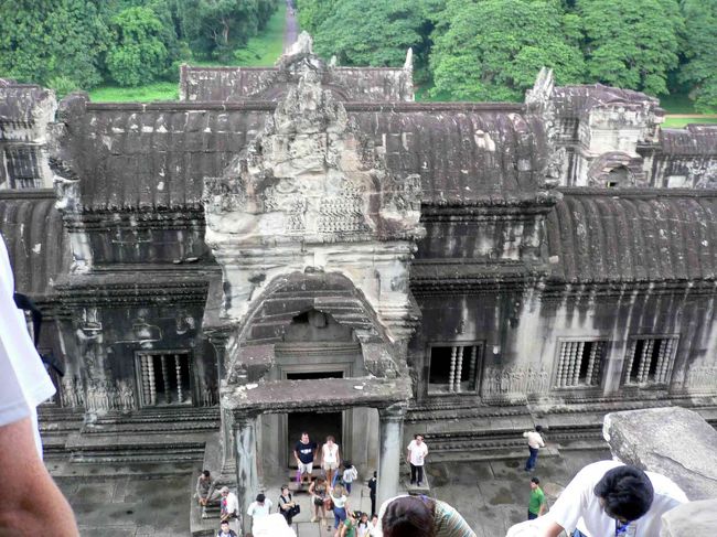 大三回廊から見下ろす。上は物凄い人で、下りの階段は大渋滞。