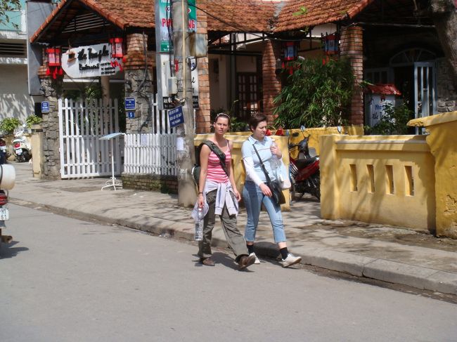 バックパッカー外人の観光客。外人は良く歩いています。