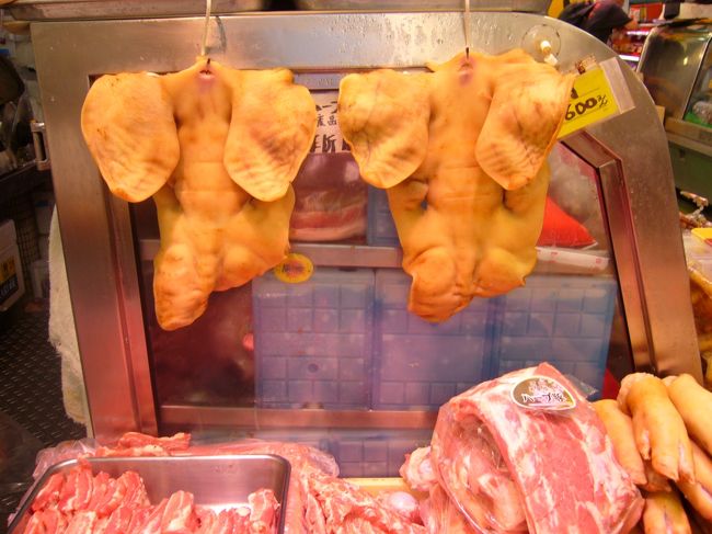 まずは公設市場へ。<br /><br />魚やら豚の顔の皮（？）やら、<br />色んな物が売っています。