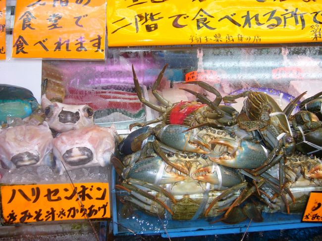 公設市場では新鮮な魚を買って、すぐ食べる事が<br />出来ます。<br />ここでお昼を食べる事に。<br /><br />まずは１Ｆで魚を選びます。<br />いっぱい魚があって迷いますが、予算を言って<br />お店の人と相談。<br /><br />私達は安くあげて1人\1500位で交渉。<br />海老やカニを入れるともっと高くなります。