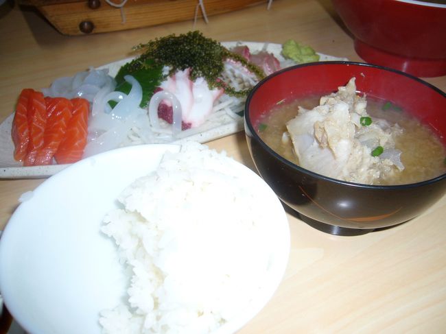 刺身とご飯とはりせんぼんのお味噌汁。