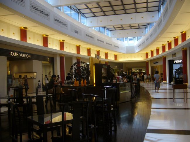 中はとても綺麗で、色んなブランド物が売っていて、<br />通常より少し安く買えます。