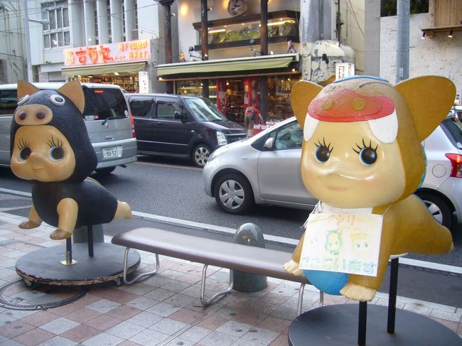 ＤＦＳギャラリアを見た後は、またまた国際通りへ。<br /><br />無人島行きが中止になった代わりとして、<br />国際通りにあるお店でディナーが食べれるので<br />その予約の時間までずっとブラブラ。<br />お土産見たりしながら歩いて、結局国際通り端から<br />端まで全部制覇しました。<br />（かなり歩きました。）<br /><br />道沿いには色んなキャラクターの沖縄バージョンの<br />像があって面白かったです。
