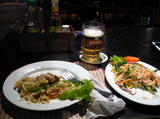 野菜炒めにもライスが付いてきて、まるまる残す事に。