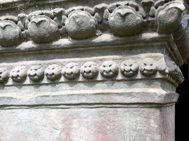 タ・プローム(2)。台座にあった、アンパンマン。