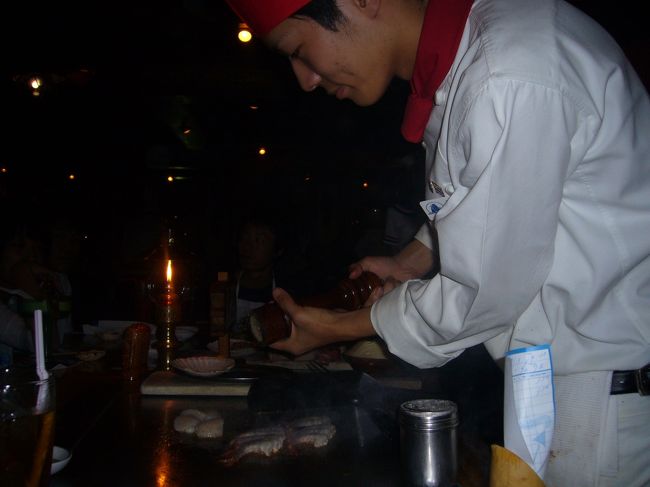 ディナーの予約の時間がやってきました。<br />県庁の近くにある「サムズアーカーイン」にて。<br /><br />鉄板焼レストランで、目の前でお兄さんが<br />焼いてくれます。華麗な包丁さばきも必見！<br />結構ボリュームありました。美味しかったです。