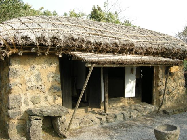 2日目最後に行ったのが『済州民族村』です。100棟以上の昔の家屋が展示され、生活、文化等が分かるように村が再現されています。