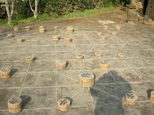 ある家の前に大きな将棋がありました。駒を運ぶのが大変そう･･･