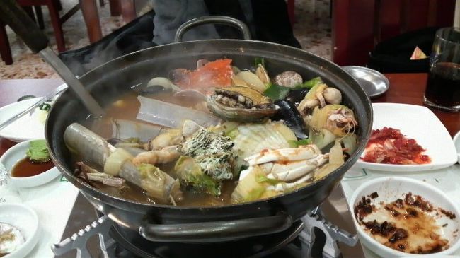 さて、2日目夕食は、本当はお刺身でも食べたいなぁ〜と思っていたのですが、一匹売りなので2人では量が多いな〜と思い、結局悩んだ末又海鮮鍋にしてしまいました。おかずが5、6種類出てきて、ﾁﾁﾞﾐを1枚ｻｰﾋﾞｽしてくれました。お昼に食べたものとほぼﾍﾞｰｽの味は同じ感じ。具がたくさん入っていて美味しかったけど、(砂抜きが甘いかなぁ〜･･･)日本では見たことが無い様な、細長〜い貝的なものがちょっとｸﾞﾛﾃｽｸで食べられませんでした･･･最後にみかんｼﾞｭｰｽをｻｰﾋﾞｽしてくれましたよ♪<br />Eﾏｰﾄの通り沿い(通りを渡った側)にあるお店です。