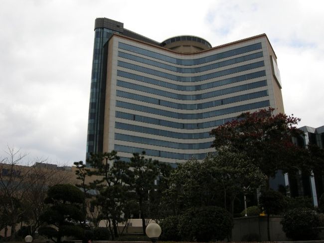 韓国に行くと必ず『カルククス』という、うどんの様なものを1度は食べに行きます。今回もお店をﾁｪｯｸして行きました。済州KALﾎﾃﾙの近辺という事は分かっていたのですが、どうしても場所が分からず、KALﾎﾃﾙのﾌﾛﾝﾄﾃﾞｽｸの方に聞いてみることにしました。写真はKALﾎﾃﾙ、とても親切に教えてくれました♪