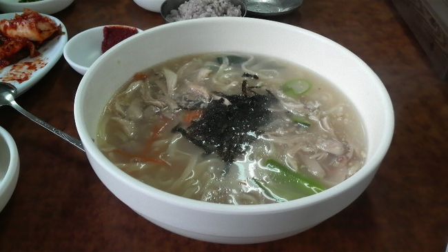 私は鶏のカルククスにしました。すご〜ぃ量！<br />でもキムチを食べつつぺろりと食べてしまいました。<br />ここのキムチはかなり美味しかった。