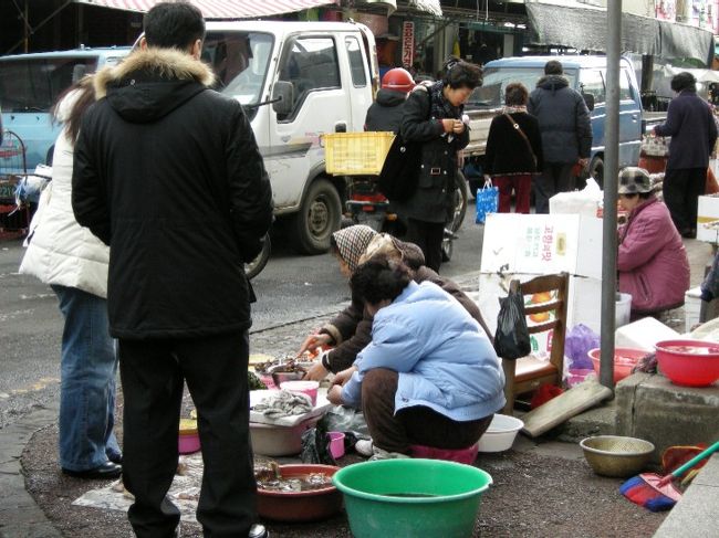 こんな風に道端で魚貝を売る人達も。<br />洗面器からタコが何度も脱走しておりました。