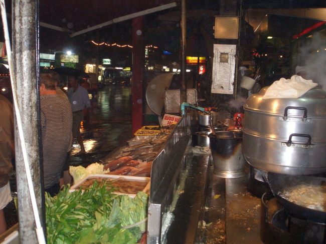 夕食はタイ料理店にいきました。<br /><br />やっぱり自分はあまり口に合わないことを実感…