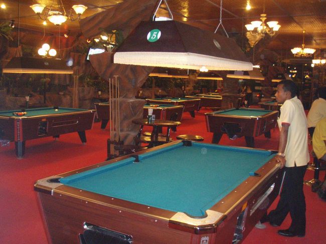 夜はビリヤードで